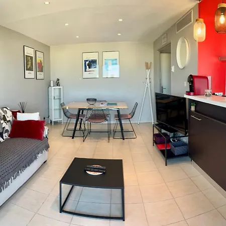 Joli 2p Climatise Dans Calme Et Securisee Avec Piscine *