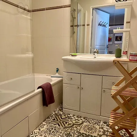 Joli 2p Climatisé Dans Résidence Calme Et Securisée Avec Piscine