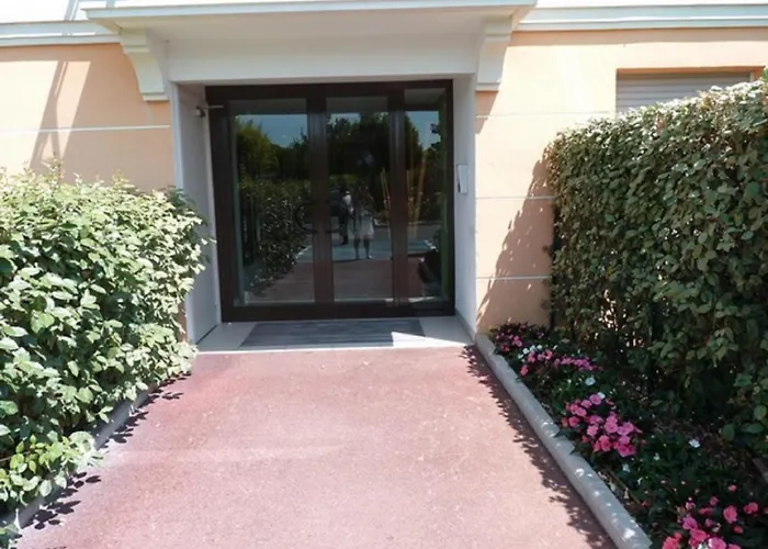 Joli 2p Climatise Dans Calme Et Securisee Avec Piscine Daire Antibes