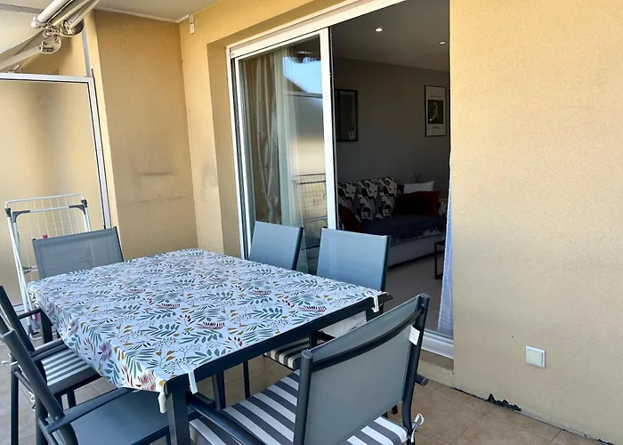 Joli 2p Climatise Dans Calme Et Securisee Avec Piscine Daire *